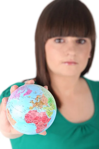 Jovem mulher tomando um pequeno globo em sua mão Godreau _ Lea _ 140410 — Fotografia de Stock