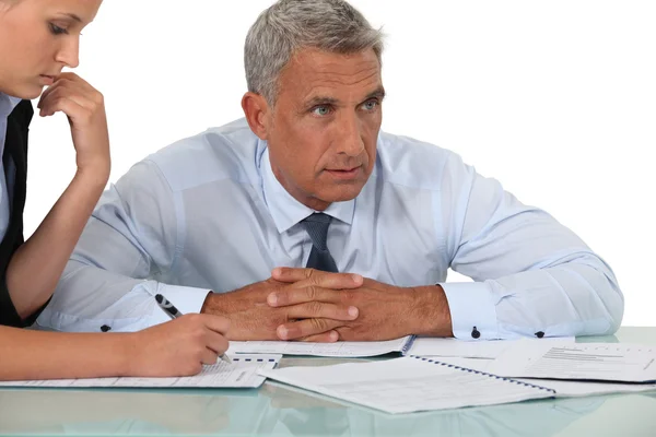 Collega's zitten aan een bureau — Stockfoto