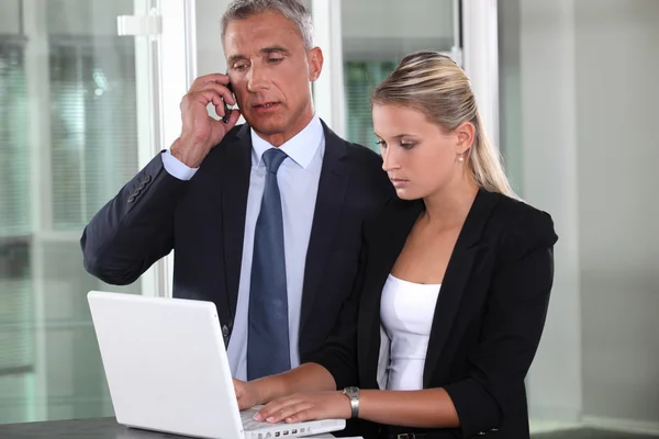 Chefe ficou com assistente — Fotografia de Stock