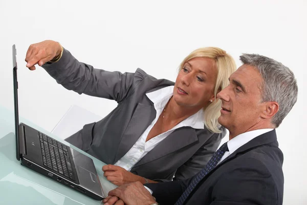 Colegas trabajando juntos en un informe — Foto de Stock