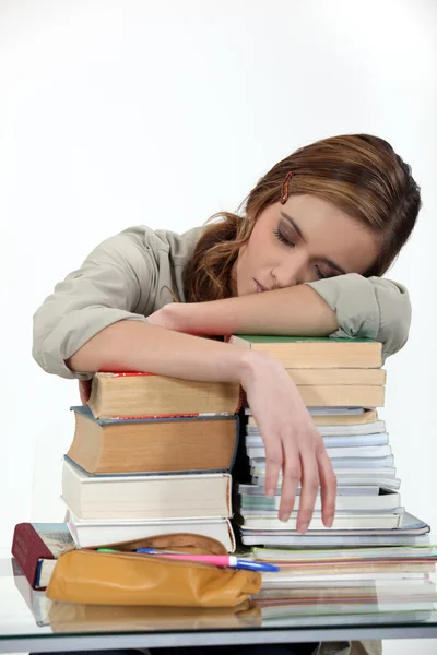 Étudiant dormant sur une pile de livres Photos De Stock Libres De Droits