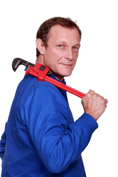 Werknemer met een pipe wrench — Stockfoto