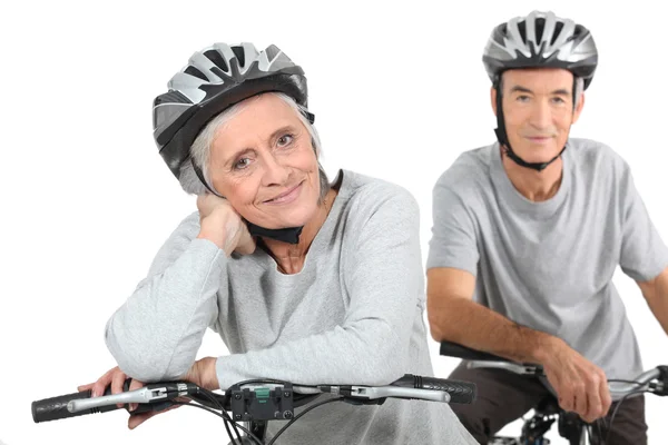 Ανώτερος ζευγάρι σε ένα ποδήλατο — Φωτογραφία Αρχείου