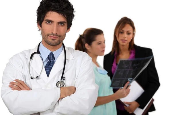 Médico com equipe médica em segundo plano — Fotografia de Stock