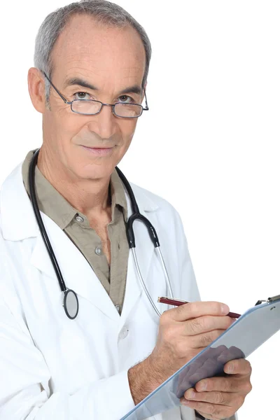 Escritura profesional médica en un portapapeles — Foto de Stock