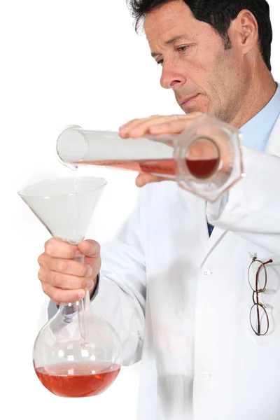 Man in laboratorium experiment uitvoeren — Stockfoto