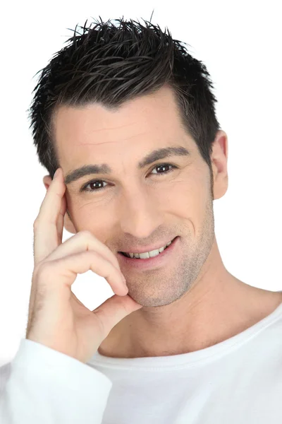 Sorrindo homem confiante vestindo branco contra um fundo branco — Fotografia de Stock
