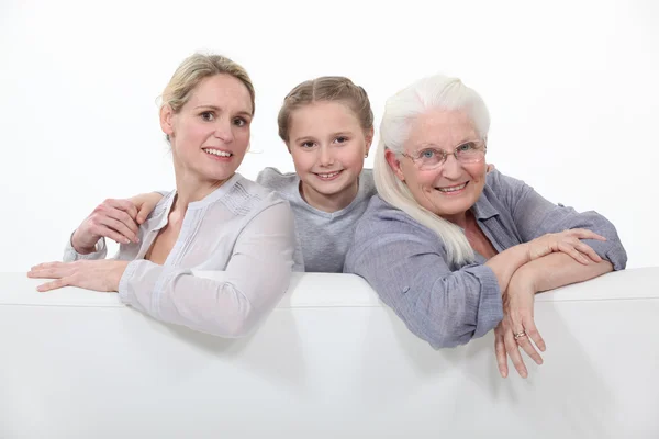 Hija, madre y abuela sentadas en el sofá — Foto de Stock