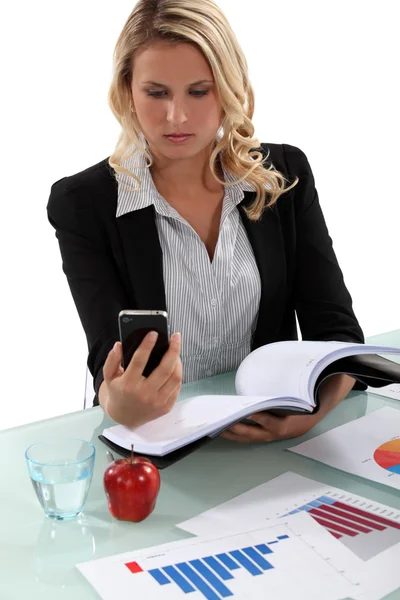 Mujer rubia leyendo a través de documentos importantes —  Fotos de Stock