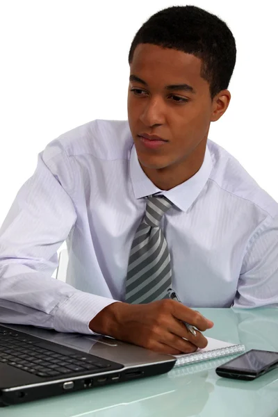 Jeune homme d'affaires afro-américain travaillant à son bureau — Photo