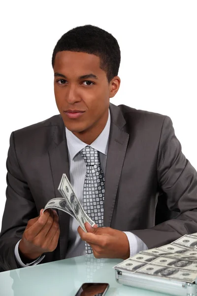 Jonge zakenman geld tellen — Stockfoto