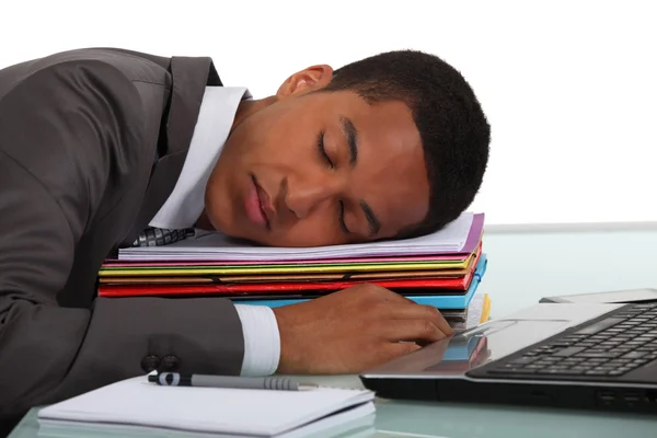 Trabajador durmiendo en una pila de carpetas — Foto de Stock