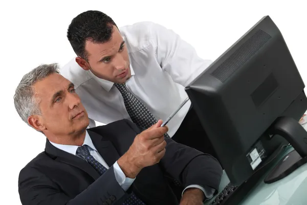 Duo de empresários com computador — Fotografia de Stock