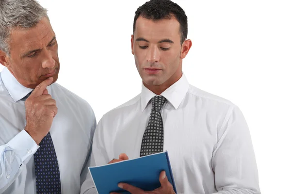 Dos hombres de negocios repasando la propuesta — Foto de Stock