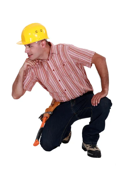 Tradesman com seu cotovelo apoiado em um objeto invisível — Fotografia de Stock