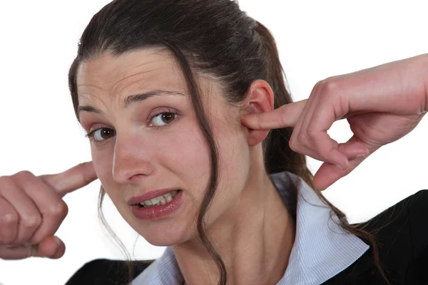 Geschäftsfrau mit den Fingern in den Ohren — Stockfoto