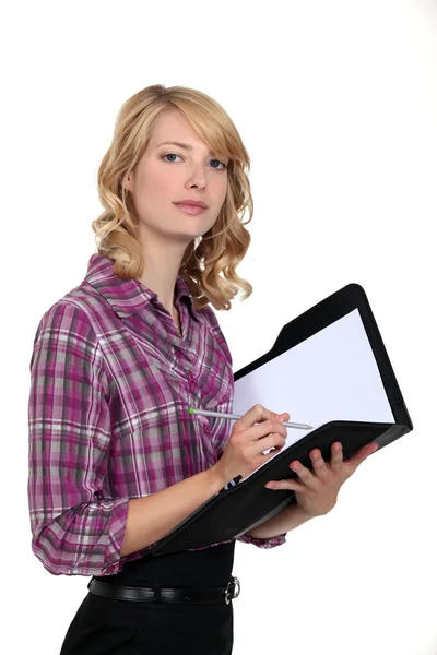 Mulher escrevendo em um planejador de escritório — Fotografia de Stock