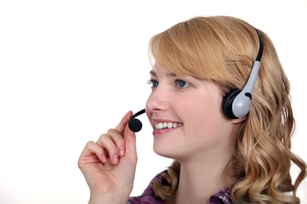 Vrouw met een telefoon headset — Stockfoto