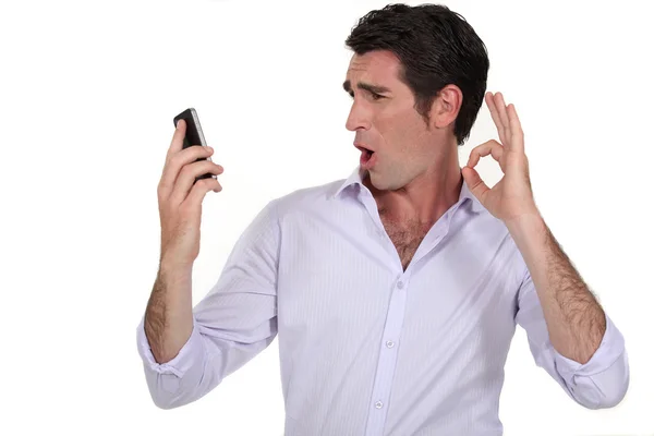 Muž předvádí s mobilním telefonem — Stock fotografie