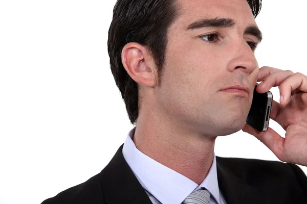 Um retrato de um homem de negócios ao telefone . — Fotografia de Stock