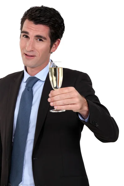 Высокомерный бизнесмен пьет тост — стоковое фото