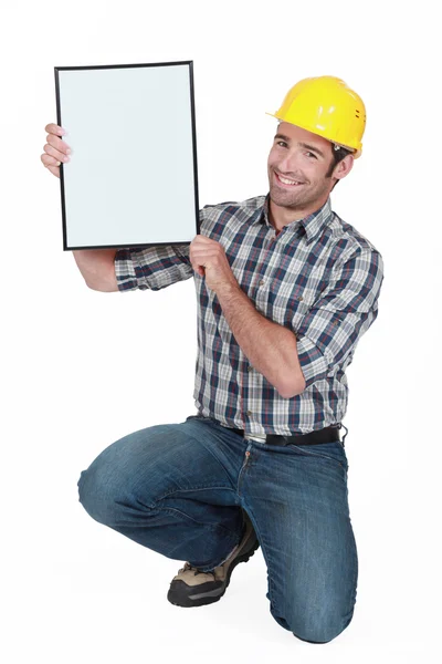 Handarbeider met een blanco poster. — Stockfoto