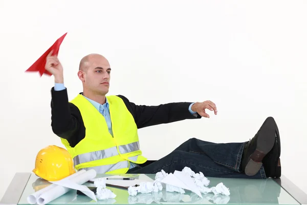 Arquiteto fazendo aviões de papel — Fotografia de Stock
