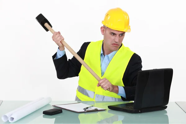 Trabajador destruyendo ordenador con martillo — Foto de Stock