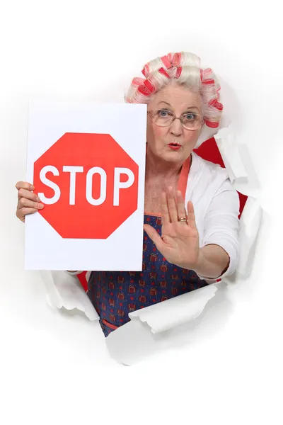 Una anciana con una señal de stop . — Foto de Stock