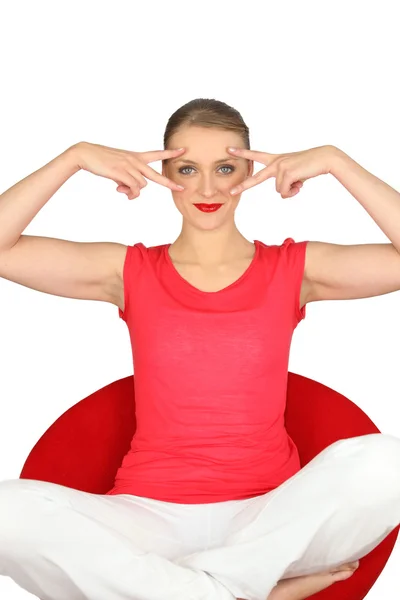 Vrouw in een rood t-shirt — Stockfoto