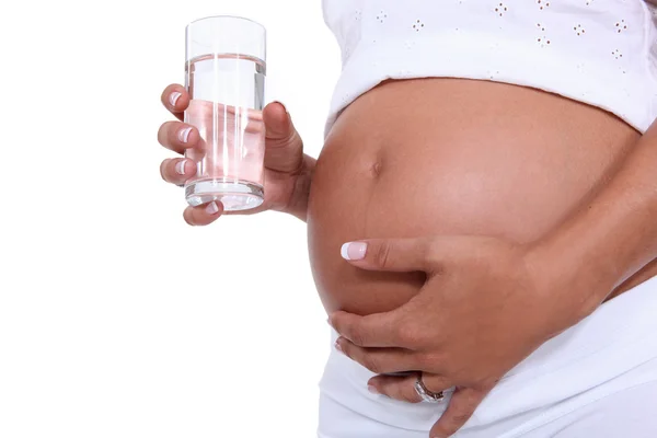 Mujer embarazada sosteniendo un vaso de agua — Foto de Stock