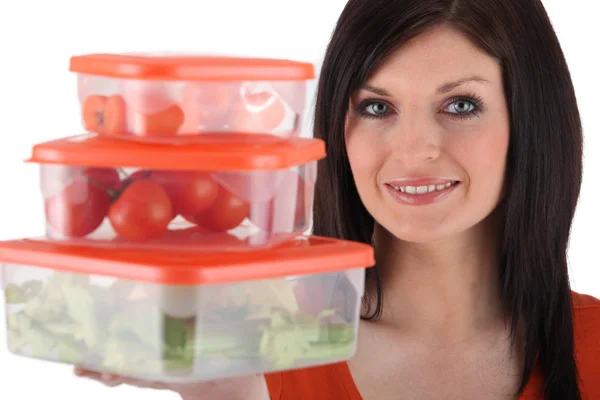 Mujer sosteniendo almacenamiento de alimentos de plástico — Foto de Stock