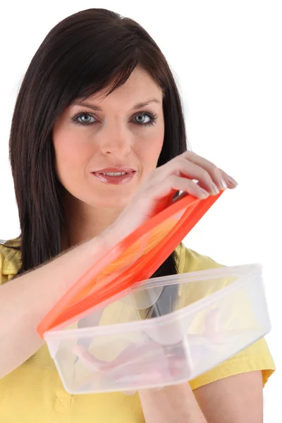 Una donna e scatola di plastica ermetica — Foto Stock