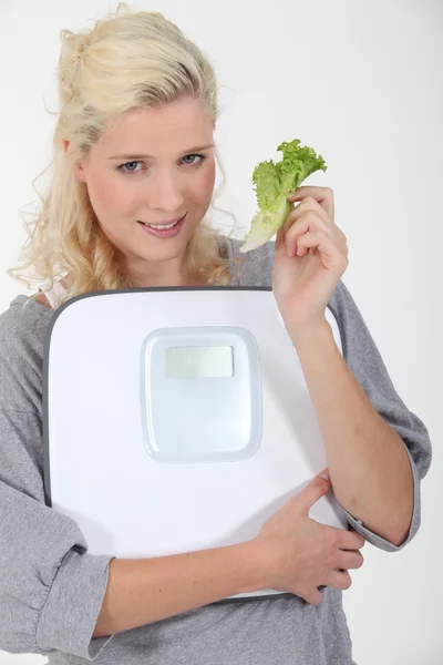Frau mit Salatblatt und Schuppen — Stockfoto