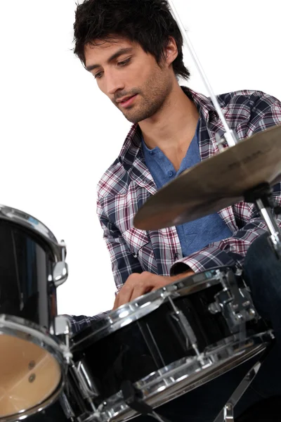 Retrato de un hombre tocando la batería — Foto de Stock