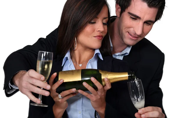 Casal comemorando com um copo de vinho — Fotografia de Stock