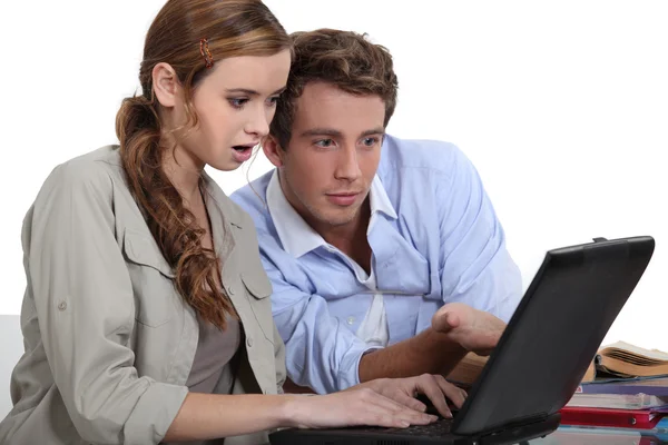 Paar surfen op het internet — Stockfoto