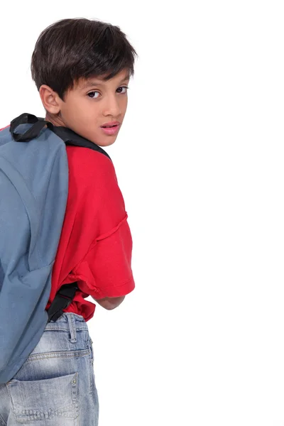 Menino usando uma mochila — Fotografia de Stock