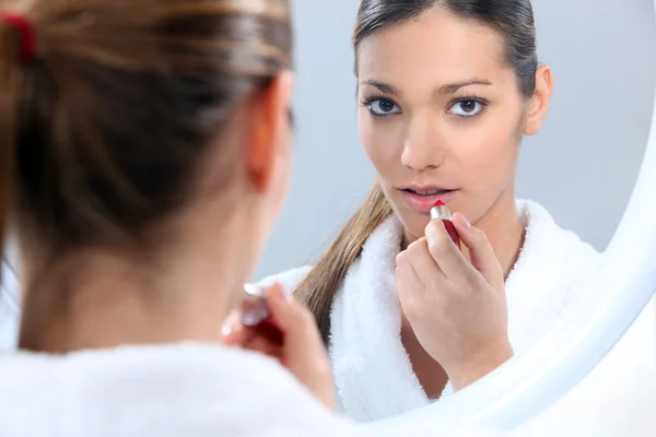 Junge Frau mit Lippenstift — Stockfoto