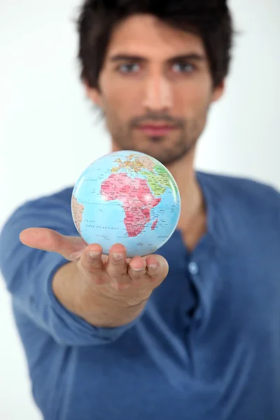 Homem segurando o mundo na palma da mão — Fotografia de Stock