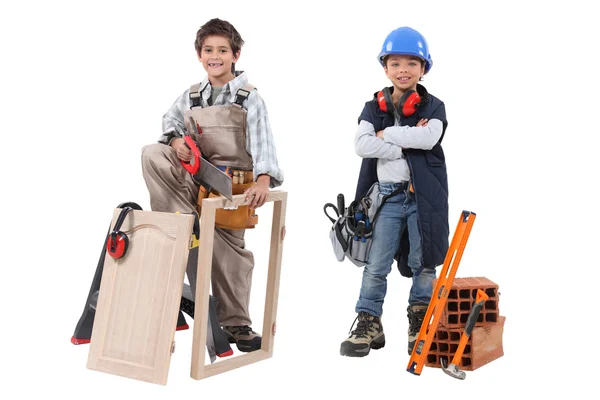 Dos niños representando oficios de adultos - carpintería y construcción — Foto de Stock