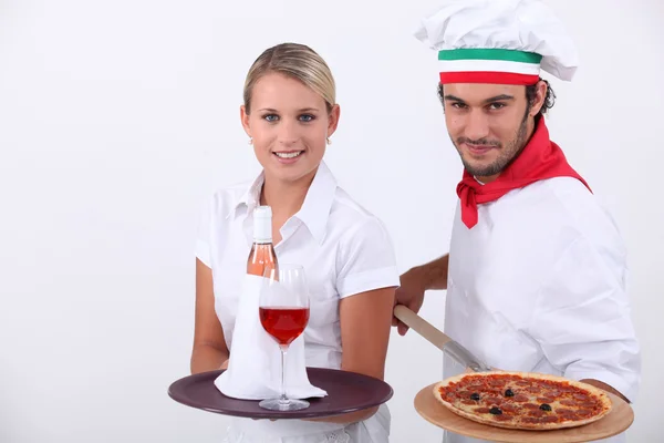 Pizza chef ve garson — Stok fotoğraf