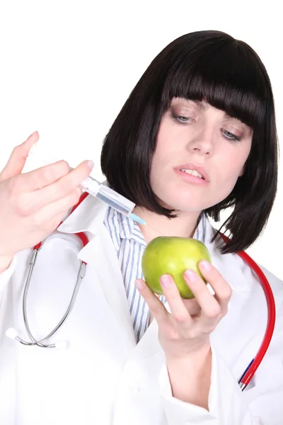Médico inyectando una manzana —  Fotos de Stock