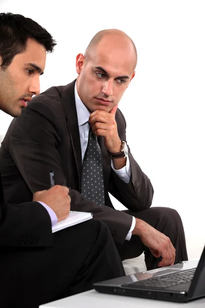 Dos hombres de negocios resolviendo problemas — Foto de Stock