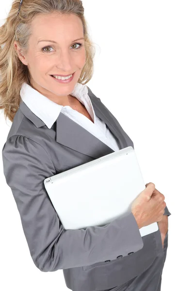 Mulher com computador sob o braço — Fotografia de Stock