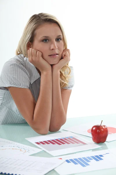 Abgelenkte Büroangestellte — Stockfoto