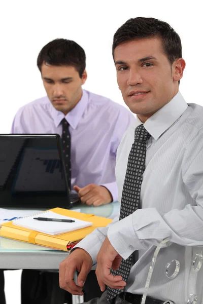 Two business colleagues sat at desk — Stock Photo, Image