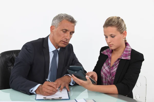 Zakelijke partners berekening van de begroting — Stockfoto