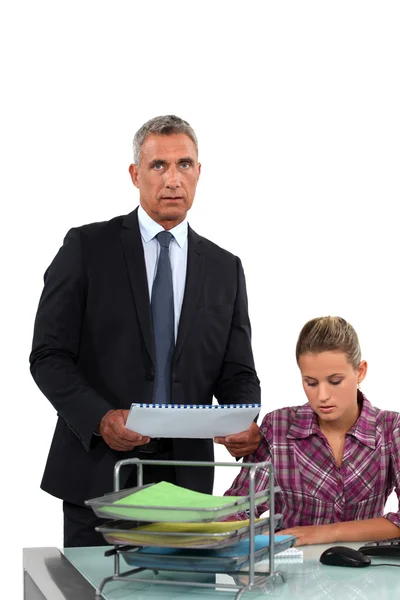 Uomo d'affari dando il suo assistente oberato di lavoro più lavoro — Foto Stock