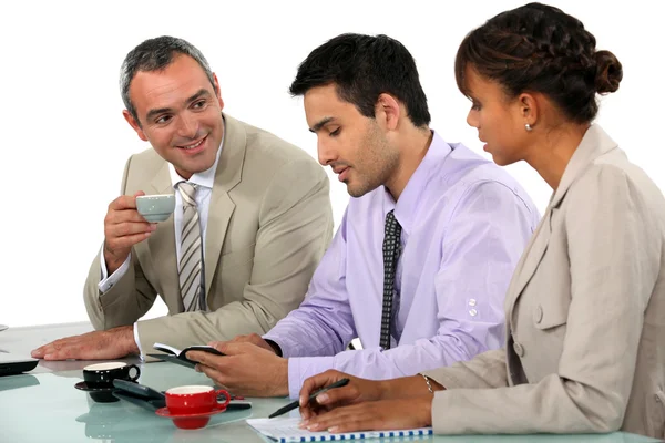 Drie zakenmensen bespreken over koffie. — Stockfoto